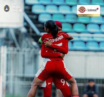 Selebrasi Ajeng Sri Handayani dan Gea Yumanda saat timnas putri U-20 Indonesia menahan imbang Myanmar dalam Kualifikasi Piala Asia U-20 Putri 2026, Jumat (8/8/2025).