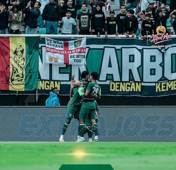Pemain Persebaya merayakan gol dalam lanjutan pekan ke-13 Liga 1 2024/2025 lawan Arema FC di Stadion Gelora Bung Tomo, Surabaya, Sabtu (7/12/2024)