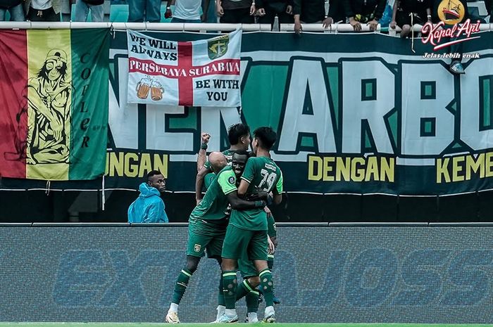 Pemain Persebaya merayakan gol dalam lanjutan pekan ke-13 Liga 1 2024/2025 lawan Arema FC di Stadion Gelora Bung Tomo, Surabaya, Sabtu (7/12/2024)