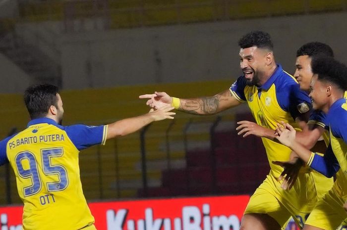 Selebrasi bek Barito Putera, Renan Alves usai menjebol gawang RANS Nusantara FC dalam laga pekan ke-31 Liga 1 di Stadion Sultan Agung, Bantul pada Rabu (17/4/2024).