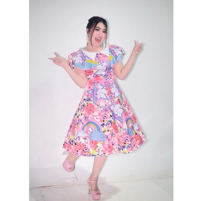 Via Vallen dengan dress colorful andalannya
