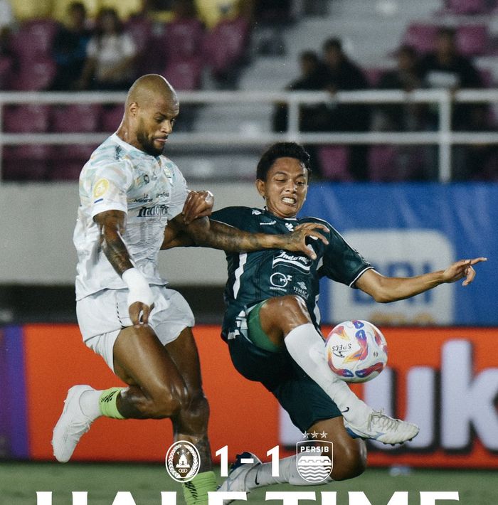 Suasana pertandingan PSS Sleman Vs Persib Bandung di Stadion Manahan, Solo, Senin (9/12/2024).