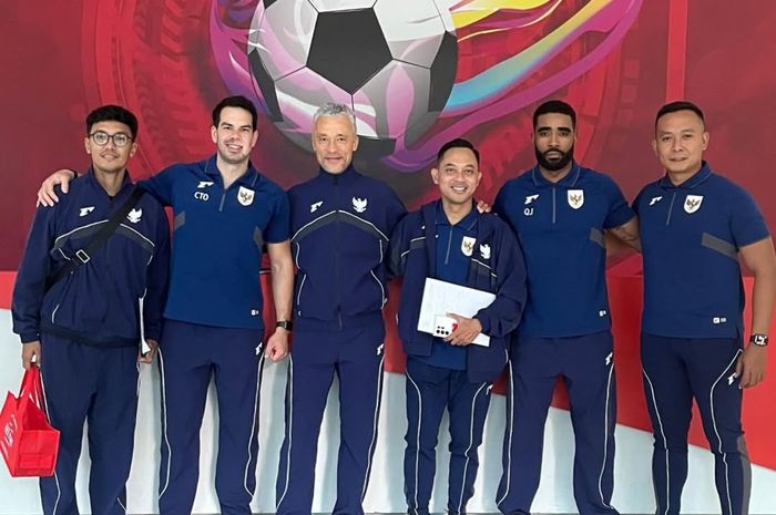 Dari kiri ke kanan: Titus Argatama, Chesley ten Oever, Leo Echteld, Alfan Asyhar, Quentin Jakoba dan Sofie Imam Rizal bergabung ke staf timnas Indonesia era Patrick Kluivert.