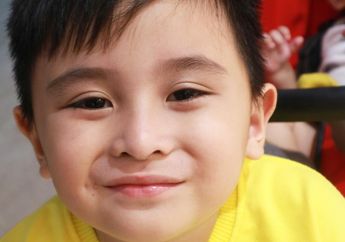 Jarang Terekspose, Berikut 7 Potret Putra Daus Mini dengan Mantan Istri Pertamanya