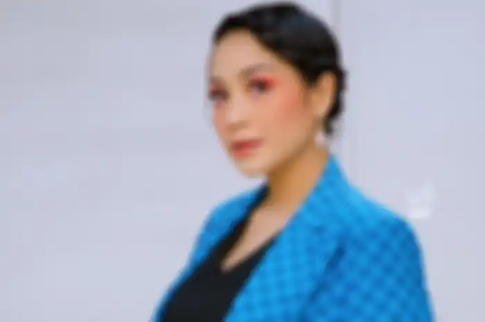 Ukurannya mini tapi harga selangit, intip tas Nagita Slavina yang bikin heboh netizen. 