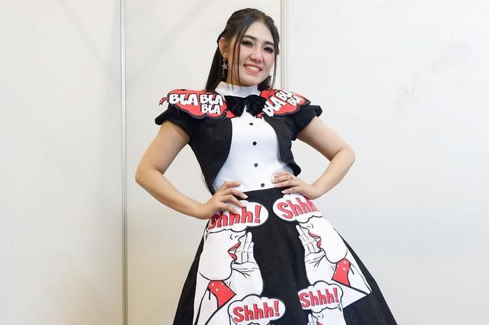 Via Vallen kerap mengenakan busana knee length dress