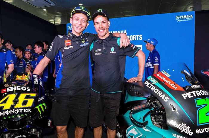 Valentino Rossi (kiri) dan muridnya yaitu Franco Morbidelli (kanan) saat menjalani tes pramusim di Sirkuit Sepang.