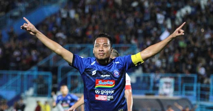 Bek Arema FC, Hamka Hamzah, merayakan gol yang dicetaknya ke gawang PSIS Semarang pada pekan ke-17 Liga 1 2019