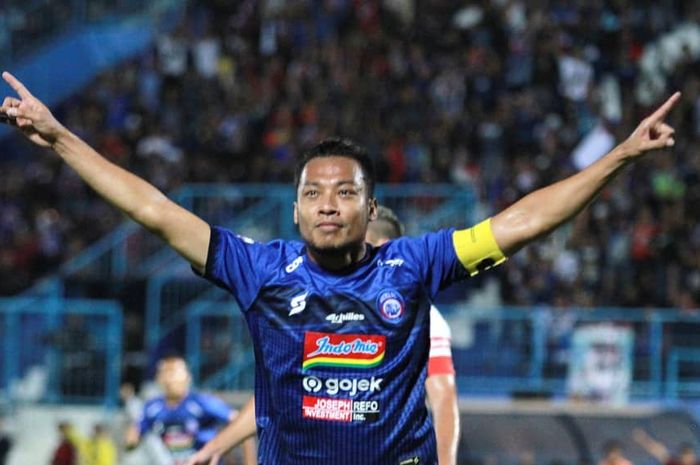 Bek Arema FC, Hamka Hamzah, merayakan gol yang dicetaknya ke gawang PSIS Semarang pada pekan ke-17 Liga 1 2019