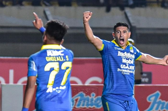 Pemain Persib Bandung, Ghozali Siregar, merayakan gol yang dicetaknya ke gawang Borneo FC pada pekan ke-14 Liga 1 2019.