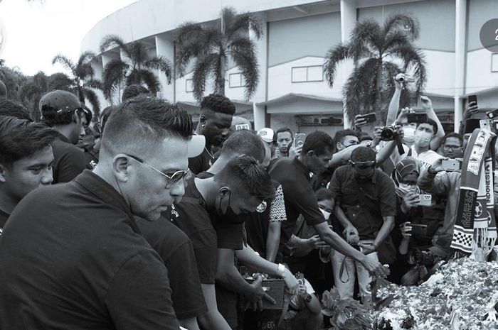 Seluruh skuad Arema FC menggelar tabur bunga di Stadion Kanjuruhan pada Senin (3/10/2022).