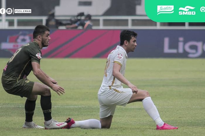 Pemain bertahan PS Tira Persikabo, Khursed Beknazarov (kiri), membayangi pemain PSS Sleman, Dave Mustaine, pada laga pekan ke-15 Liga 1 2019 di Stadion Pakansari, Cibinong, Kabupaten Bogor, Senin (19/8/2019).