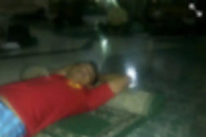 Candra Saputra tidur bersama tunawisma di Mesjid Agung Sunda Kelapa, Menteng, Jakarta Pusat. 