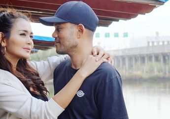 Nyanyikan Lagu Ciptaan Mendiang Suami, Istri Herman Seventeen Tak Kuasa Menahan Air Mata