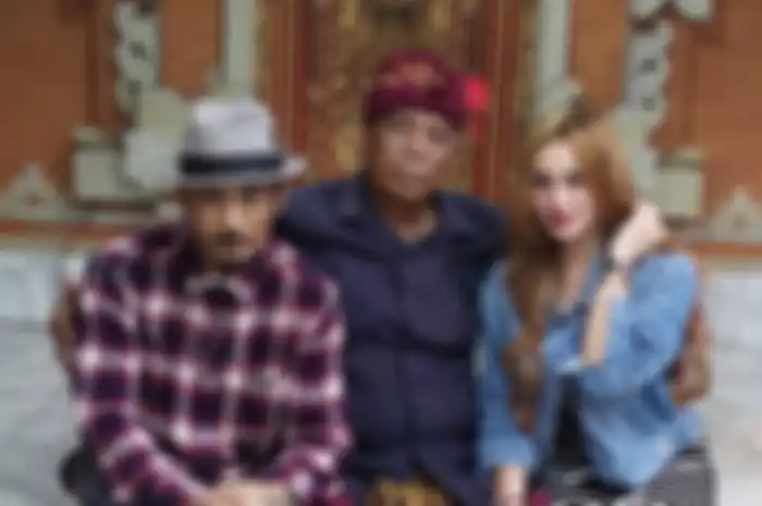 Jerinx SID bersama ayahnya,  I Wayan Arjono, dan istrinya, Nora Alexandra.