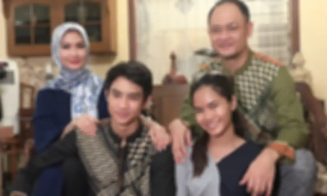 Potret keluarga Iis Dahlia. Setelah menikah dengan pilot, rumah Iis Dahlia tampak semakin hangat dan