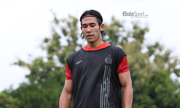 Bek Persija Jakarta, Ryuji Utomo,  ketika menjalani latihan di Lapangan Sutasoma Halim, Jakarta Timur (9/3/2020)