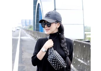 Ulalaaa! Bergaya Retro, Ternyata Harga Celana Ketat Milik Syahrini Bisa Buat Beli Kendaraan loh!