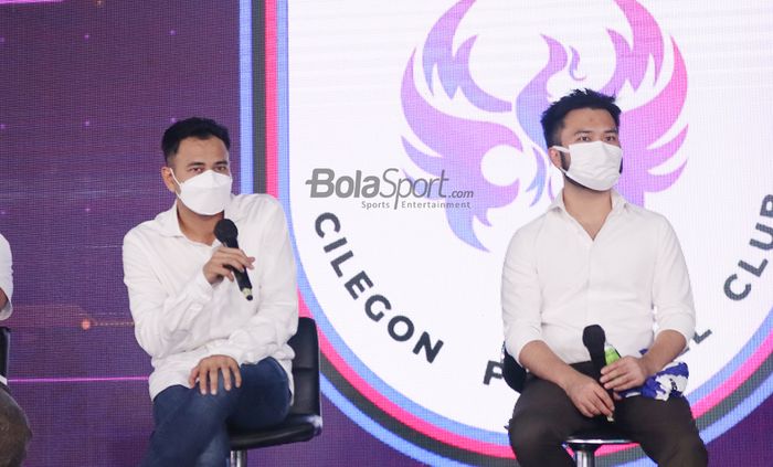 Kedua Chairman Rans Cilegon FC, Raffi Ahmad (kiri) dan Rudy Salim (kanan) tengah memberikan keterangan kepada awak media di Pluit Prestige Image Motorcars, Jakarta Utara, 31 Maret 2021.