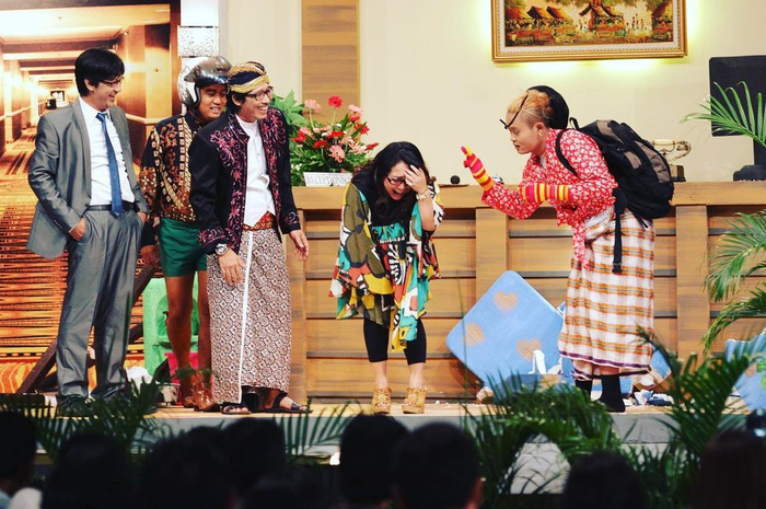 Aksi Sule, Andre, Parto, Aziz dan Nunung di atas panggung OVJ