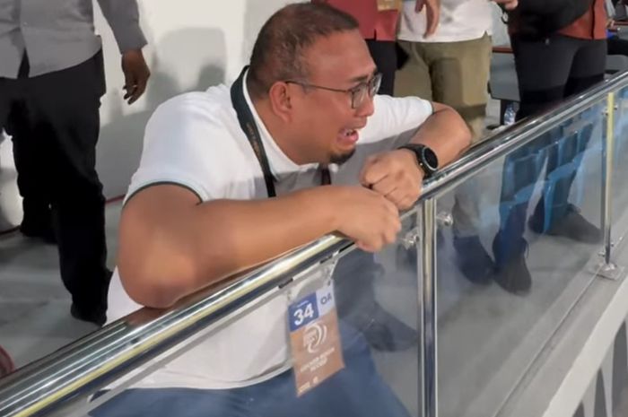Penasihan tim Semen Padang, Andre Rosiade, menangis bahagia setelah timnya memastikan diri tak terdegradasi.