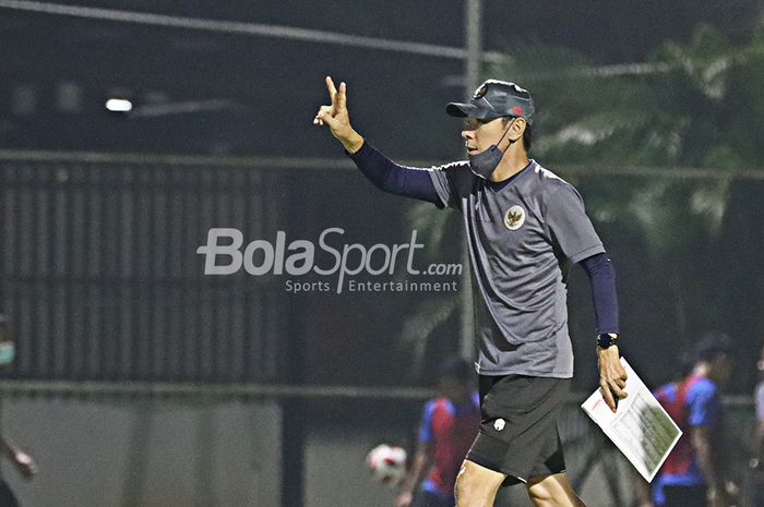 Shin Tae-yong tengah memberikan arahan kepada para pemain timnas U-22 Indonesia di Lapangan D, Senayan, Jakarta, 2 Maret 2021