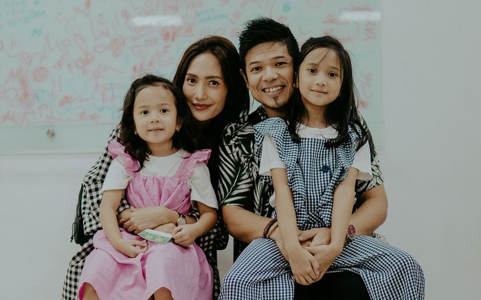 Artika Sari Devi bersama Baim, Abbey, dan Zoe.