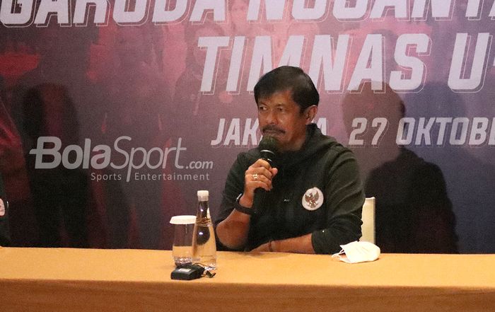 Direktur Teknik PSSI, Indra Sjafri, memberikan keterangan kepada awak media dalam rangka menyambut kedatangan timnas U-19 Indonesia dari Kroasia, 27 Oktober 2020.