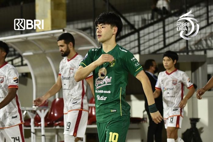 Pemain Persebaya Surabaya, Taisei Marukawa, dalam laga pekan ke-34 Liga 1 2021-2022 melawan Borneo FC di Stadion  I Gusti Ngurah Rabu (30/3/2022).