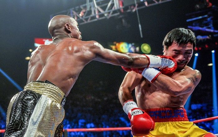 Floyd Mayweather memukul Manny Pacquiao saat keduanya bertanding tinju untuk pertama kalinya di MGM Grand Arena, Las Vegas, Nevada, AS, 2 Mei 2015. Saat itu, Mayweather dinyatakan menang atas Pacquiao dalam keputusan angka mutlak usai melewati ronde ke-12.