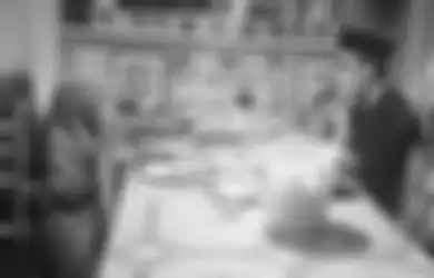 Unggah Foto Bersama sang Ibunda, Ridwan Kamil Kenang Masa-Masa Berebut Telur Dadar di Meja Makan