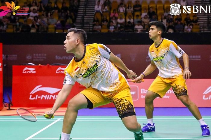 Ganda putra Indonesia, Moh Reza Pahlevi Isfahani dan Sabar Karyaman Gutama, saat tampil pada laga semifinal Hong Kong Open 2024 di Hong Kong Coliseum, Kowloon, Hong Kong, 14 September 2024.