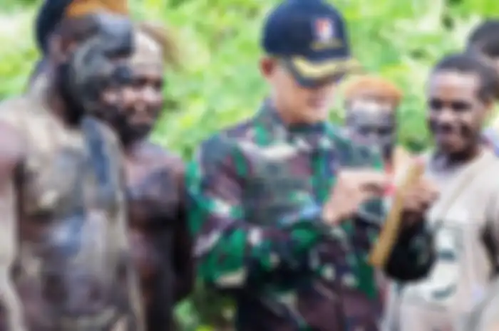Ilustrasi. Terisak Sambil Peluk Erat Anggota TNI yang Kini Pensiun Dini, Pendeta di Nduga Papua Ungkap Rasa Syukurnya