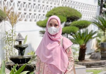  Padahal Sudah Jadi Istri Bupati Kendal, Artis yang Dulu Teman Dekat Nia Ramadhani Ini Tak Gengsi Jalan Sendiri Dorong Troli Bayinya di Perumahan Pewah, Intip Penampilan Sederhananya!