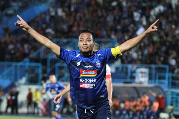 Bek Arema FC, Hamka Hamzah, merayakan gol yang dicetaknya ke gawang PSIS Semarang pada pekan ke-17 Liga 1 2019