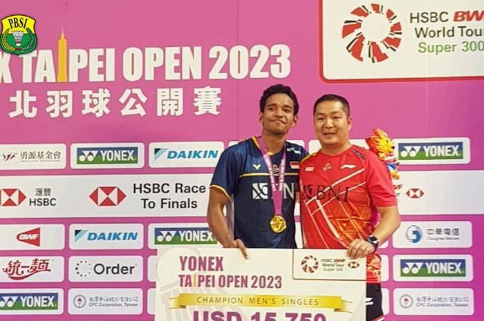 Tunggal putra Indonesia, Chico Aura Dwi Wardoyo, berpose bersama pelatihnya, Harry Hartono, di podium setelah memenangi final Taipei Open 2023 di Tian-Mu Arena, Taipei, Taiwan, 25 Juni 2023.