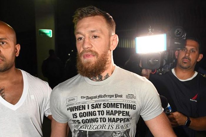 Momen saat Conor McGregor keluar dari penjara pada Senin (11/3/2019) setelah diduga melaukan perampasan dan perusakan telepon genggam milik penggemarnya.