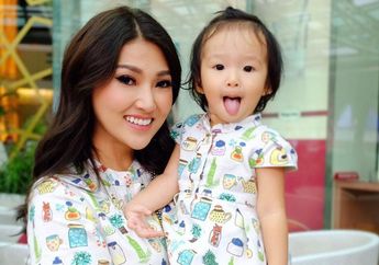 Menggemaskan! Begini Penampilan Centil Anak Ruben Onsu Saat Memberi Makan Ayam