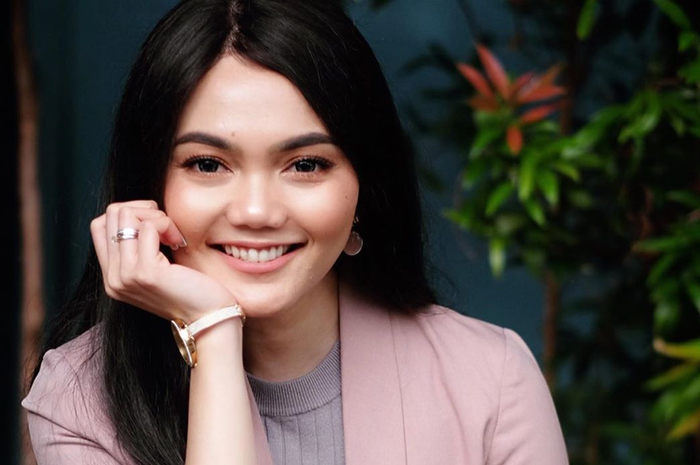Rina Nose banjir kritikan netizen soal agamanya karena pelihara anjing di rumah