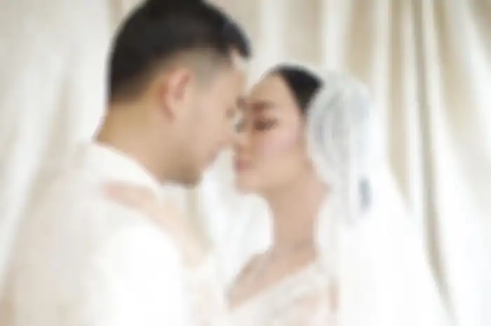 Zaskia Gotik  dan suaminya