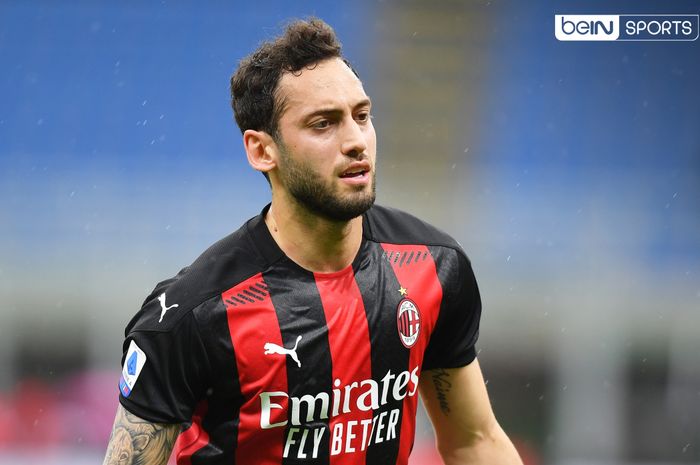 Gelandang AC Milan, Hakan Calhanoglu, membuat catatan langka usai membawa timnya kembali menembus 4 besar.