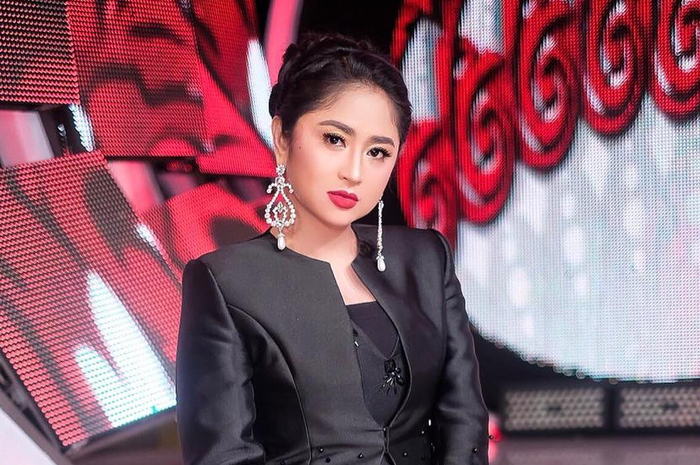 Unggah Foto dengan Caption Bijak, Intip Gaya Dewi Perssik Kenakan OOTD Branded nan Mewah Harga Fantastis