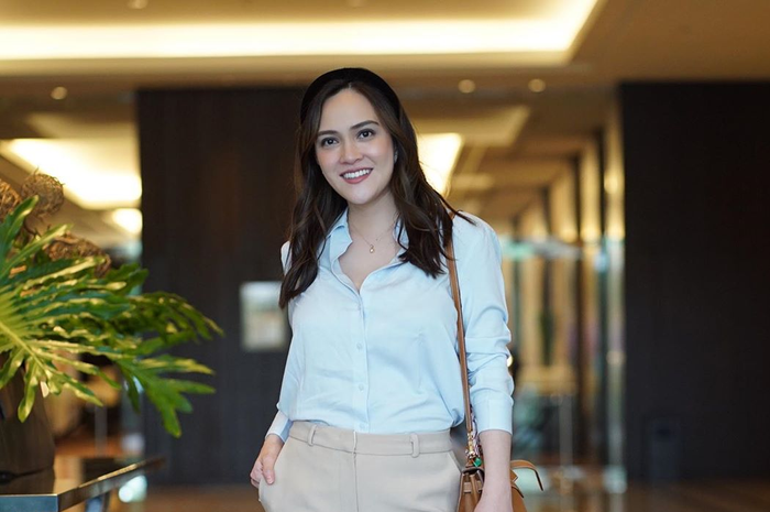 Nah, hampir sebulan pasca melahirkan, nyatanya tubuh Shandy Aulia ini sudah terlihat langsing. Apa rahasianya?