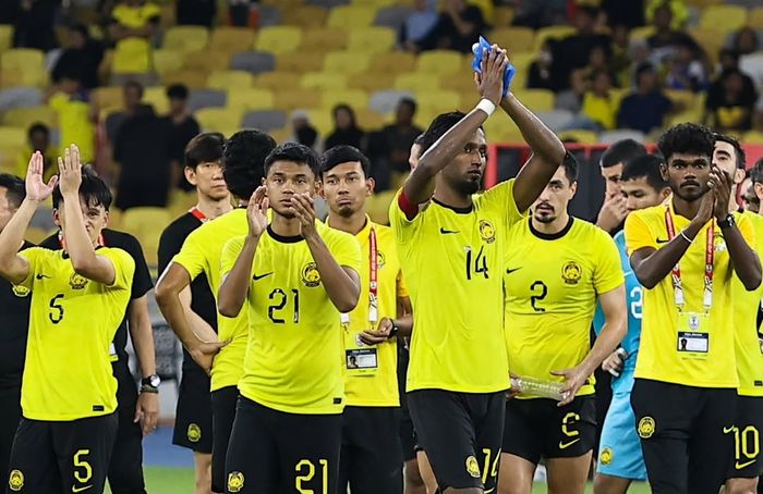 Diduga oknum suporter Malaysia ngamuk merusak transportasi publik usai timnasnya gagal ke semifinal ASEAN Cup 2024.