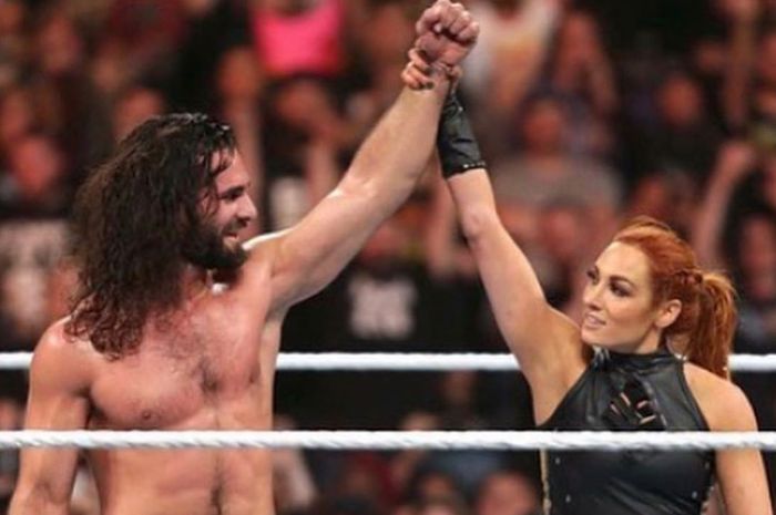 Dua pegulat elite WWE, Seth Rollins (kiri) dan Becky Lynch (kanan), yang menjalin hubungan asmara di dunia nyata