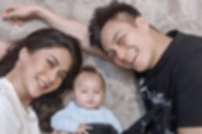 Paula Verhoeven murka kepada Baim Wong lantaran dinilai tak bisa menjanga Kiano hingga menjatuhkan benda ini kedada sang putra