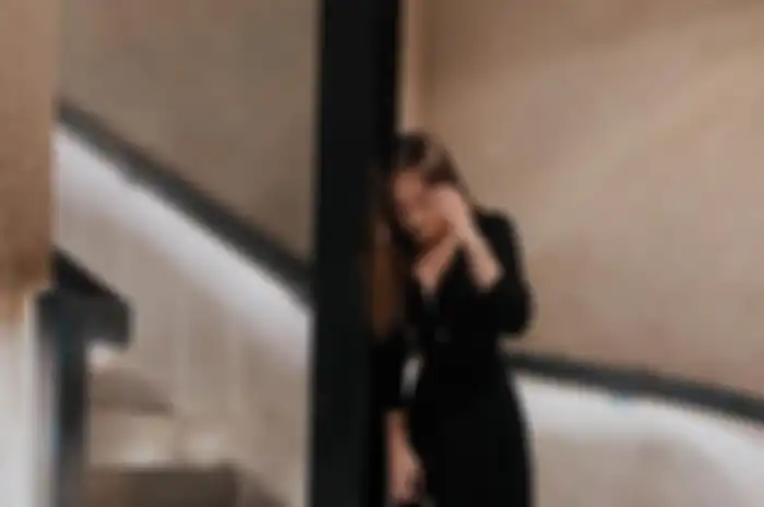 Ide model dress hitam buat kondangan ala Caitlin Halderman