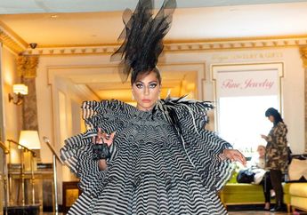 Kenakan Cincin Bikinan Rinaldy Yunardi, Lady Gaga Tampil Percaya Diri Jalani Pemotretan