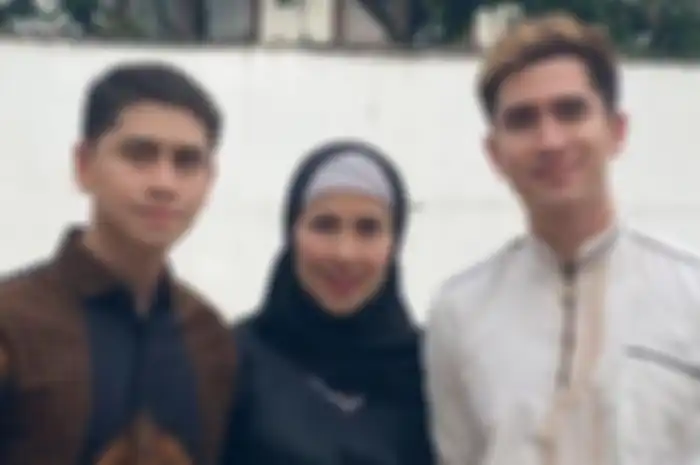 Venna Melinda bersama kedua anaknya