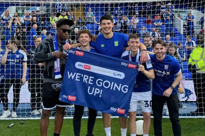 Elkan Baggott terpantau merayakan keberhasilan klubnya, Ipswich Town yang promosi ke Premier League pada Sabtu (4/5/2024).